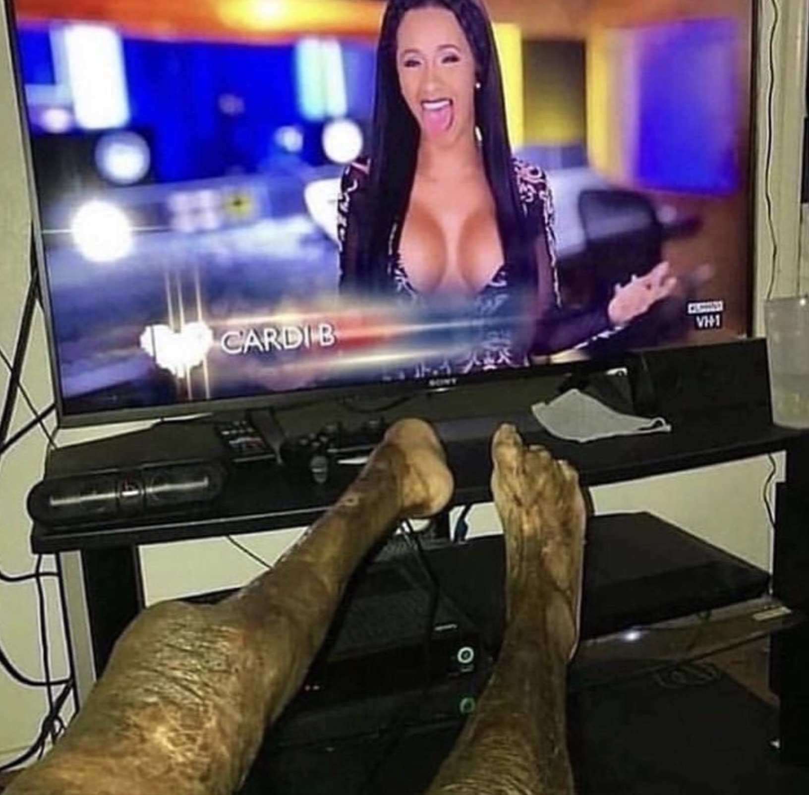 ignore my legs - Cardib VH1